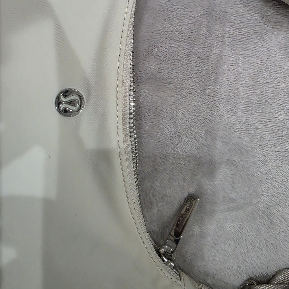 Lululemon - Picture 2 of 9